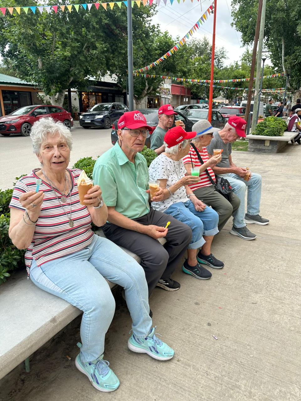 Grupo de residentes tomando un helado
