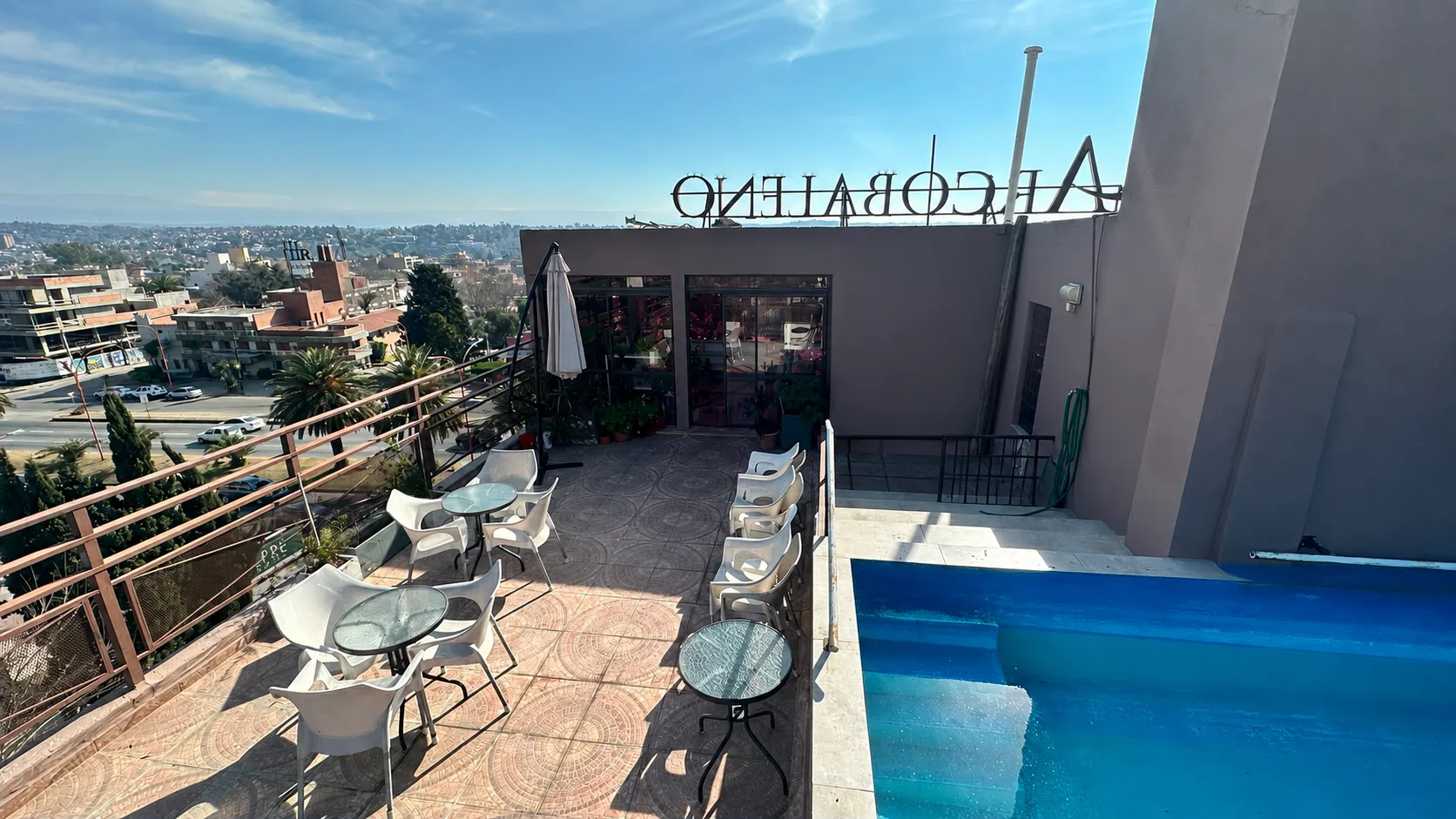 Terraza con piscina de ArcoBaleno Residencia